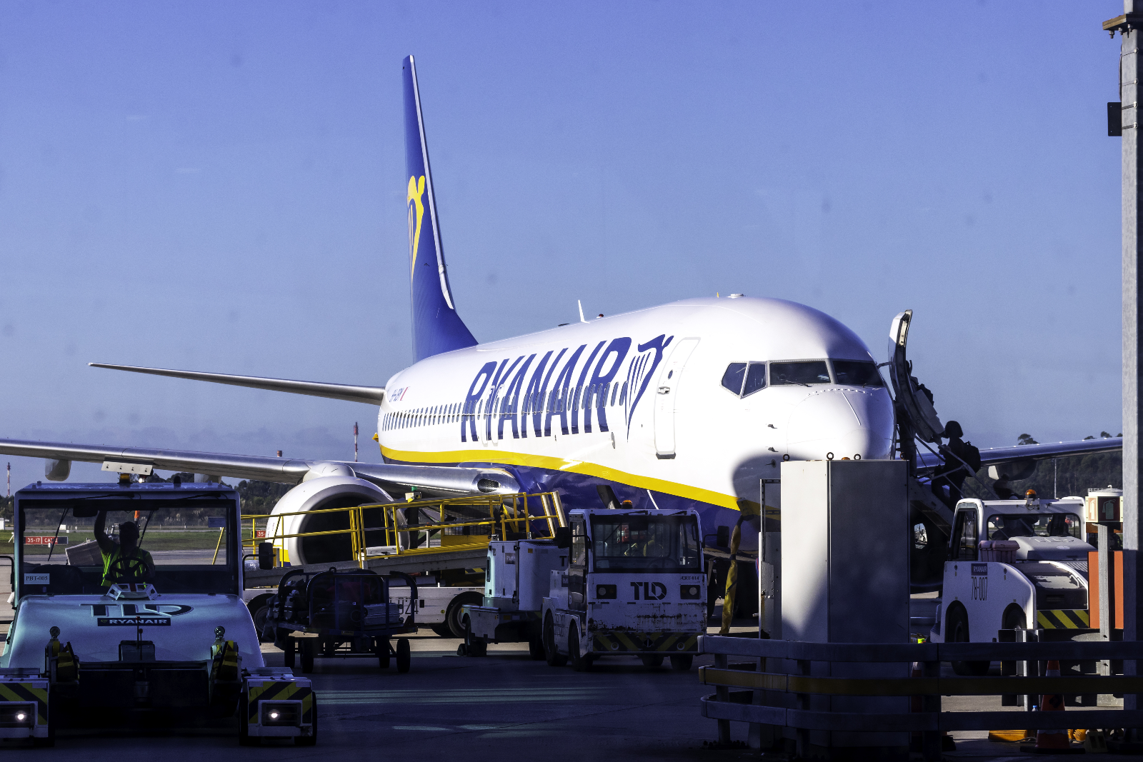 Самолет на Ryanair на стоянка на летището в Порто; архивен кадър от 9 ноември 2024 г.
