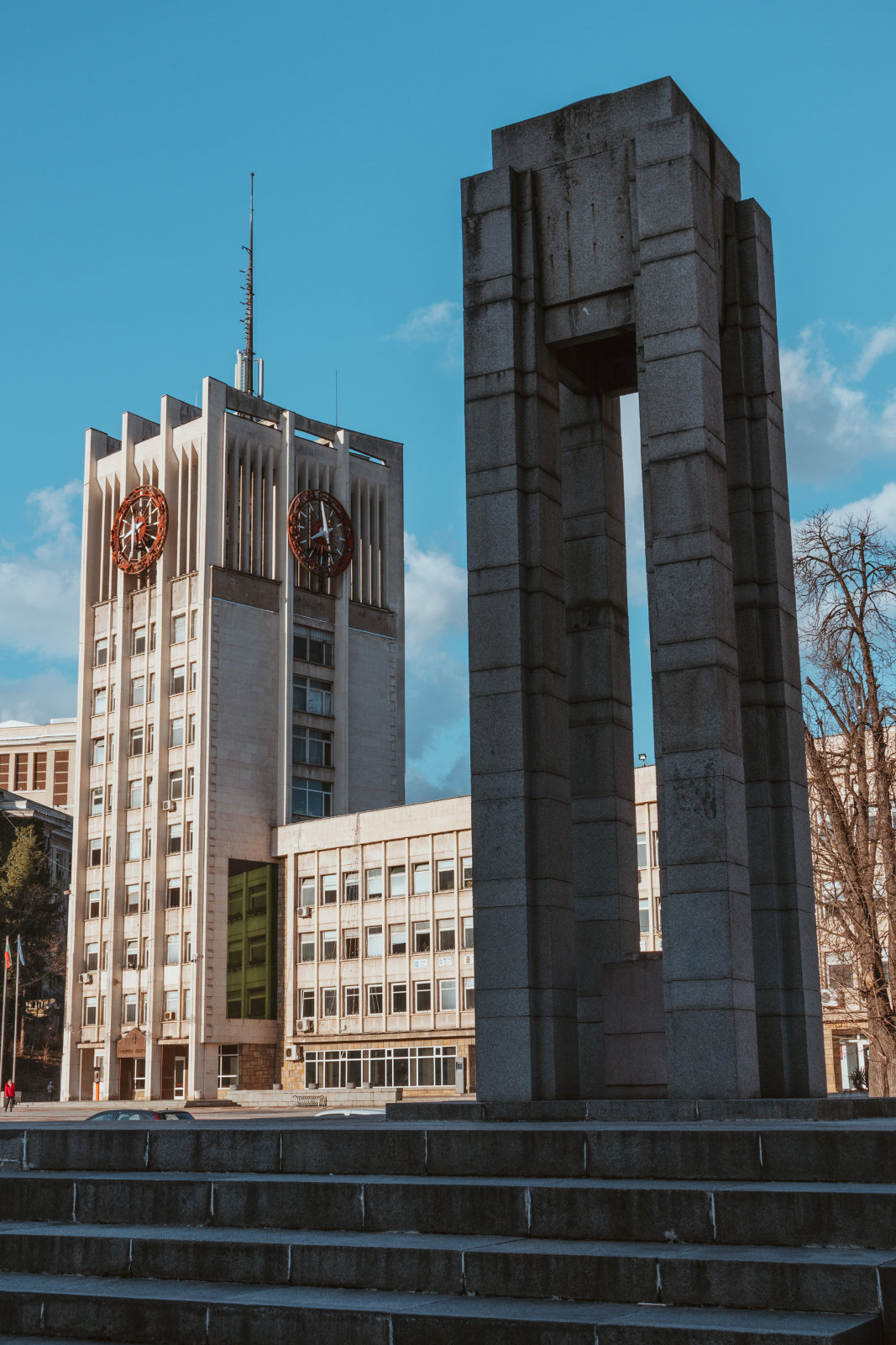 Сградата на общината в Габрово с часовниковата кула и паметник на площада.