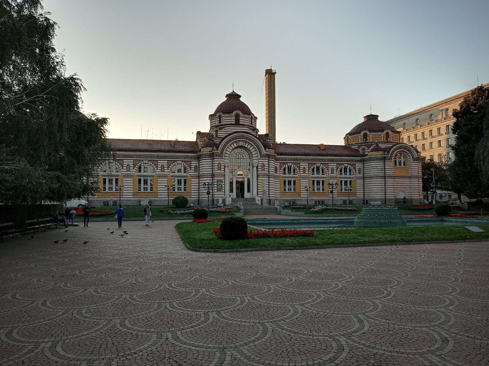Архивен изглед към Централната минерална баня, в която се помещава Регионалният исторически музей – София.