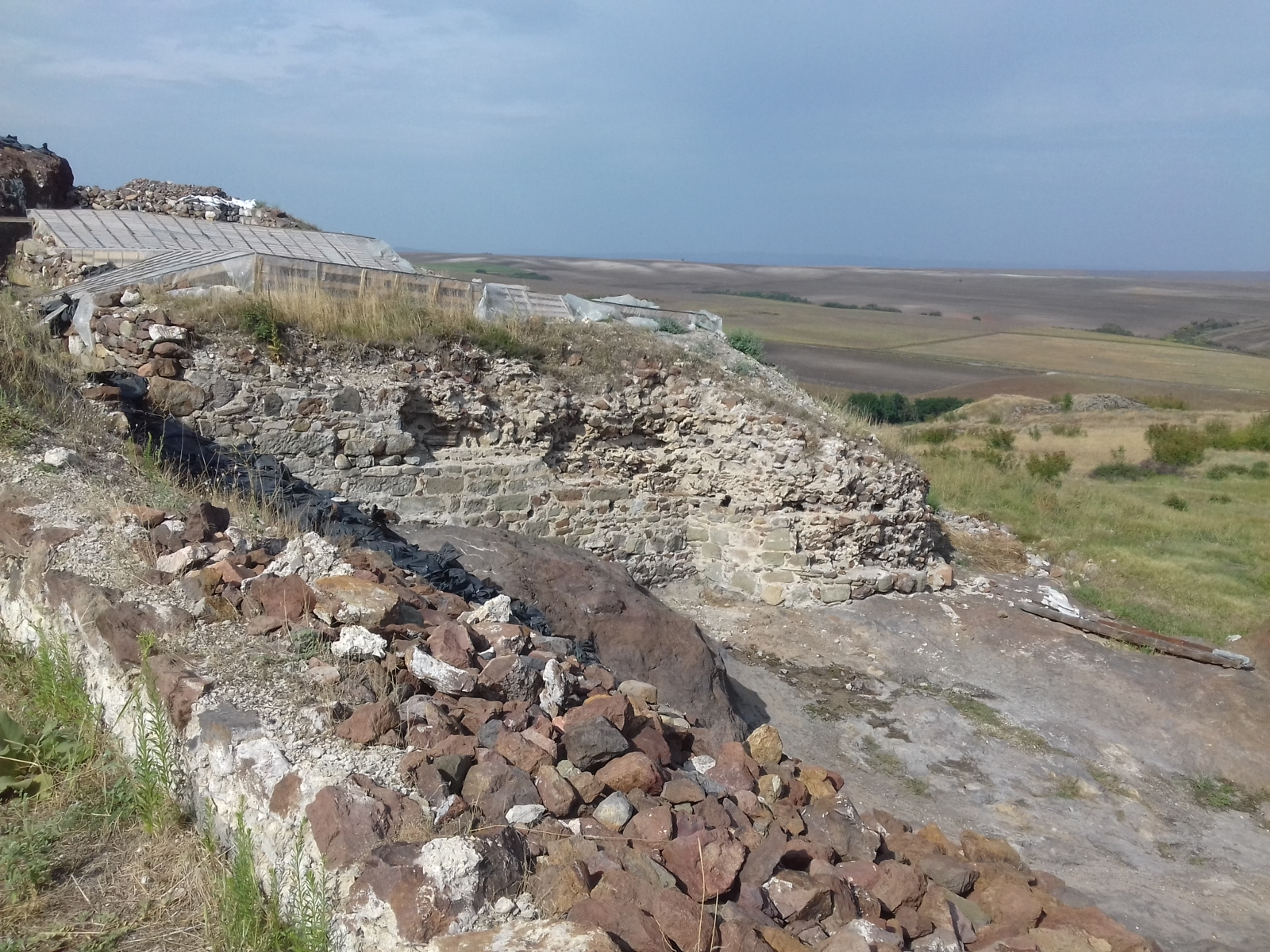 Архивен изглед към каменни останки в крепостта Русокастро, 2022 г.